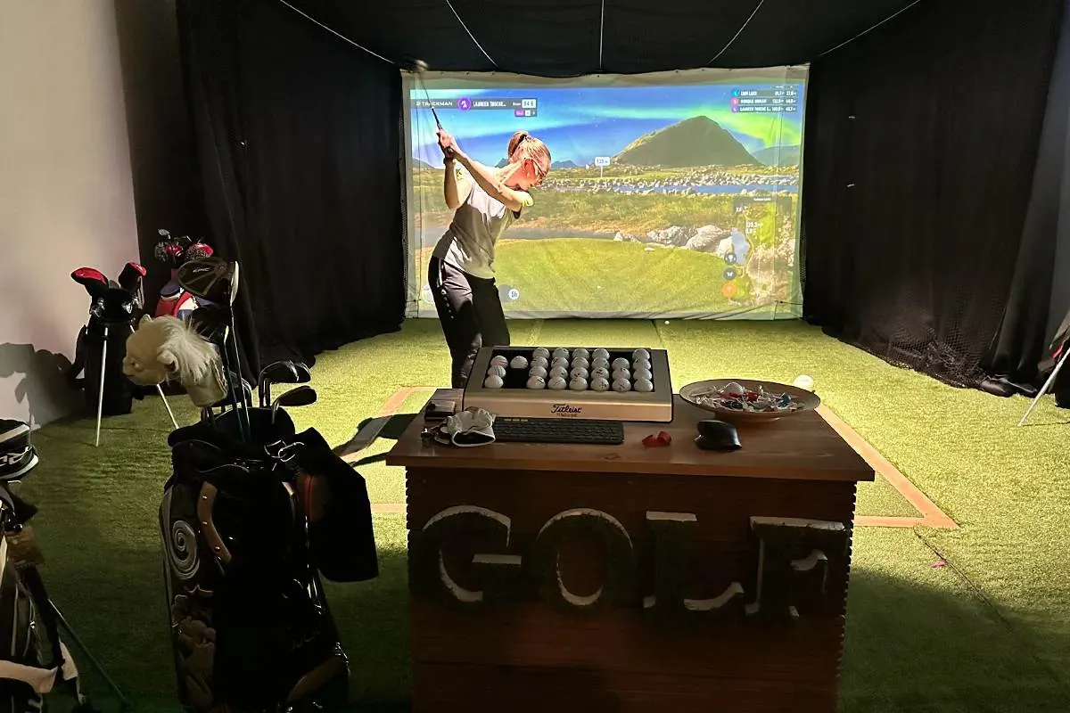 Golferin am Trackman Simulator im Green Corner
